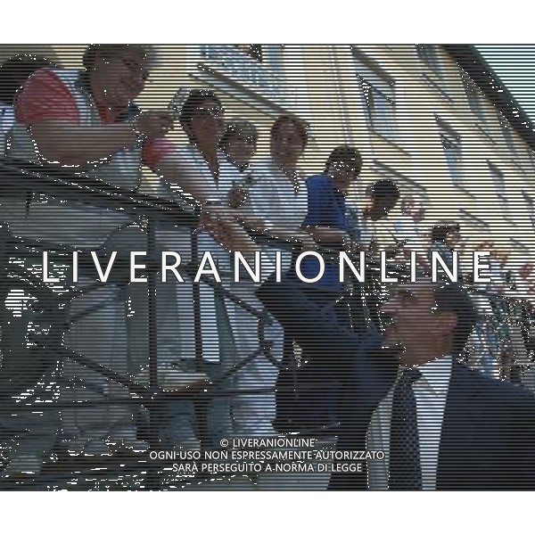 MILANO 24/5/2006 VISITA DI SILVIO BERLUSCONI A MILANO PER LA CAMPAGNA ELETTORALE DELLE COMUNALI 2006 NELLA FOTO IGNAZIO LA RUSSA MENTRE SALUTA IL PERSONALE FOTO ROMANO/AG ALDO LIVERANI