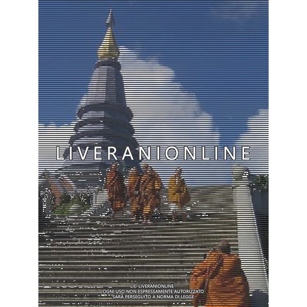 ARCHIVIO ALDO LIVERANI S A S NELLA FOTO Buddhist monk photographing fellow monks near Chiang Mai, Thailand AGENZIA ALDO LIVERANI