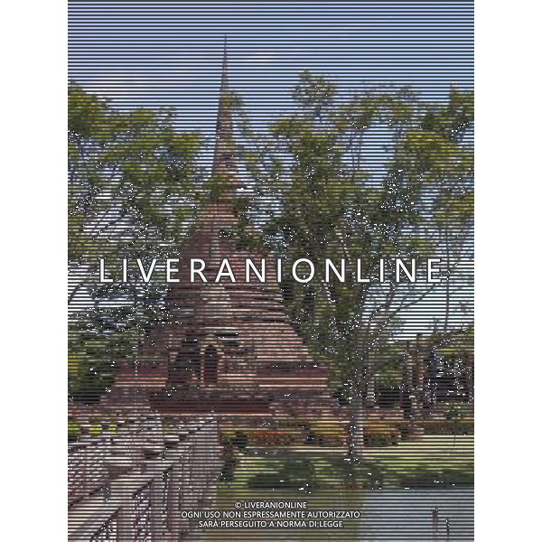 ARCHIVIO ALDO LIVERANI S A S NELLA FOTO Thai Temple next to a lake THAILANDIA AGENZIA ALDO LIVERANI