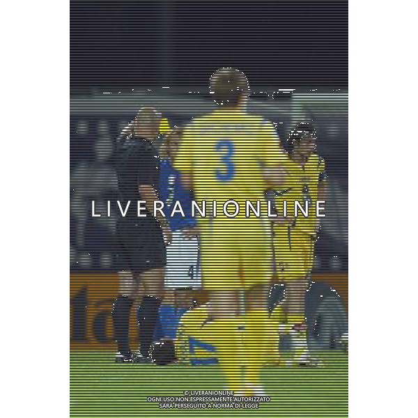 AGUEDA (PORTOGALLO) 26 MAGGIO 2006 ITALIA-UCRAINA EUROPEI UNDER 21 NELLA FOTO: L\'ARBITRO HOWARD WEBB (ENG) AMMONISCE DONADEL CHE VERRA\' SQUALIFICATO FOTO BELLINI / AG. ALDO LIVERANI
