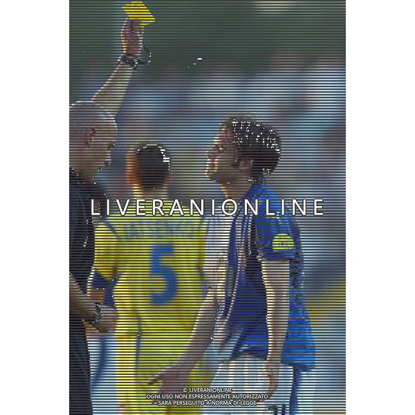 AGUEDA (PORTOGALLO) 26 MAGGIO 2006 ITALIA-UCRAINA EUROPEI UNDER 21 NELLA FOTO: L\'ARBITRO HOWARD WEB (ENG) AMMONISCE SAMMARCO FOTO BELLINI / AG. ALDO LIVERANI