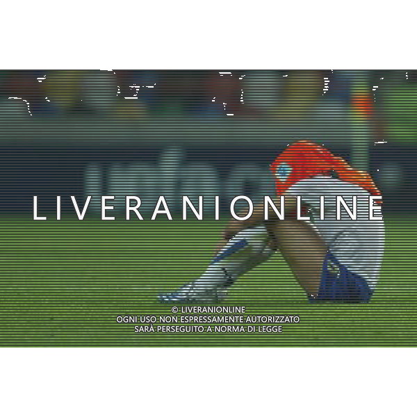 ITALIA - OLANDA EUROPEI UNDER 21 29/05/2006 AVEIRO PORTOGALLO NELLA FOTO: LA DELUSIONE DI GIORGIO CHIELLINI A FINE PARTITA,CHE SI NASCONDE SOTTO LA MAGLIA DELL\'OLANDA PH BELLINI/AG. ALDO LIVERANI