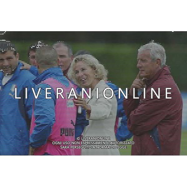 Ritiro della Nazionale Italiana a Coverciano 30/05/2006 nella foto il nuovo ministro dello sport Giovanna Melandri con i giocatori e marcello lippi ph gianni nucci/ag. aldo liverani