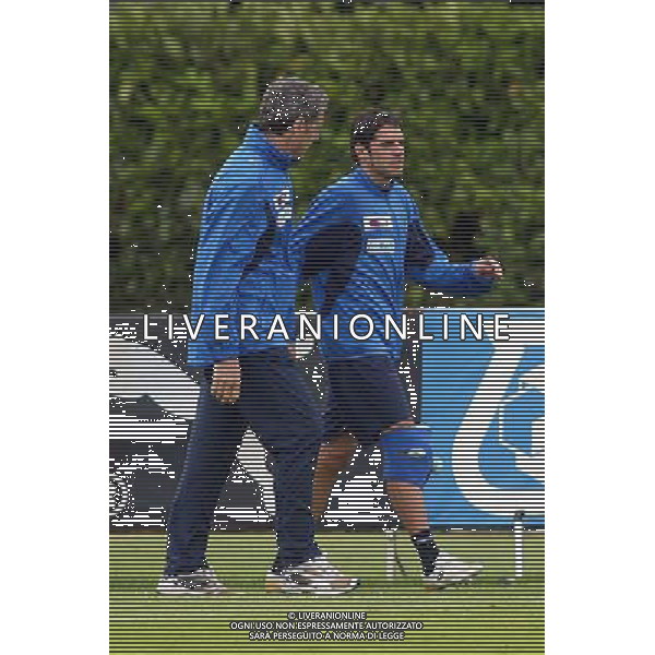 Ritiro della Nazionale Italiana a Coverciano 30/05/2006 nella foto Simone Perrotta lascia il campo dopo l\'infortunio ph gianni nucci/ag. aldo liverani