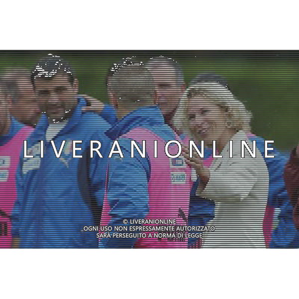 Ritiro della Nazionale Italiana a Coverciano 30/05/2006 nella foto il nuovo ministro dello sport Giovanna Melandri con i giocatori ph gianni nucci/ag. aldo liverani