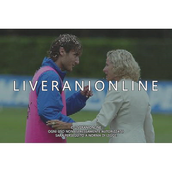 Ritiro della Nazionale Italiana a Coverciano 30/05/2006 nella foto il nuovo ministro dello sport Giovanna Melandri con Francesco Totti ph gianni nucci/ag. aldo liverani