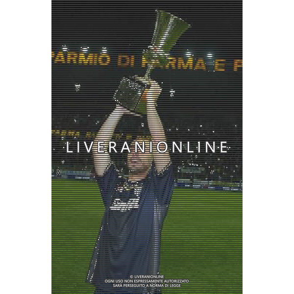 PARMA-JUVENTUS FINALE DI COPPA ITALIA 2002 NELLA FOTO MARCO DI VAIO CON LA COPPA ITALIA AGENZIA ALDO LIVERANI