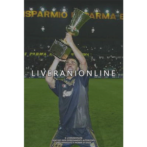 PARMA-JUVENTUS FINALE DI COPPA ITALIA 2002 NELLA FOTO MARCO DI VAIO CON LA COPPA ITALIA AGENZIA ALDO LIVERANI