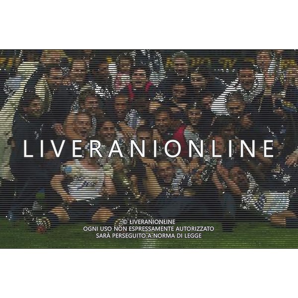 PARMA-JUVENTUS FINALE DI COPPA ITALIA 2002 NELLA FOTO FESTEGGIAMENTI GIOCATORI DEL PARMA CON LA COPPA ITALIA AGENZIA ALDO LIVERANI