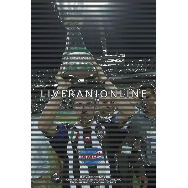 TRIPOLI 25/08/2002 SUPERCOPPA ITALIANA JUVENTUS-PARMA NELLA FOTO ALESSANDRO DEL PIERO CON LA SUPERCOPPA ITALIANA FOTO BAGNAI-ALDO LIVERANI