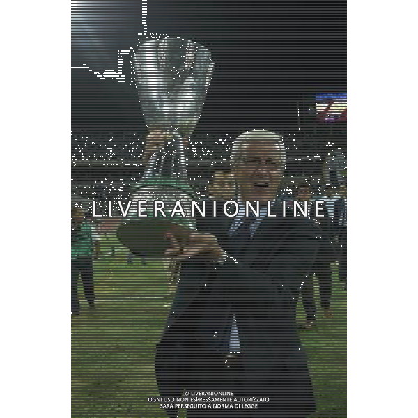 TRIPOLI 25/08/2002 SUPERCOPPA ITALIANA JUVENTUS-PARMA NELLA FOTO LIPPI MARCELLO CON LA SUPERCOPPA ITALIANA FOTO BAGNAI-ALDO LIVERANI
