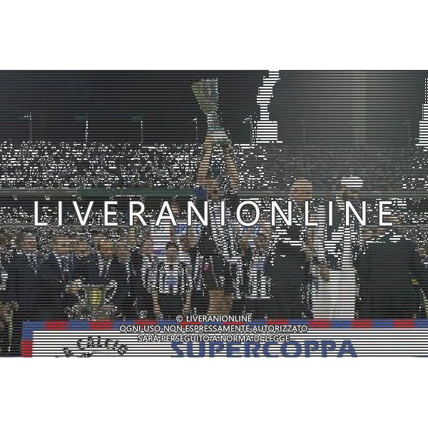 TRIPOLI 25/08/2002 SUPERCOPPA ITALIANA JUVENTUS-PARMA NELLA FOTO ALESSANDRO DEL PIERO CON LA SUPERCOPPA ITALIANA FOTO BAGNAI-ALDO LIVERANI