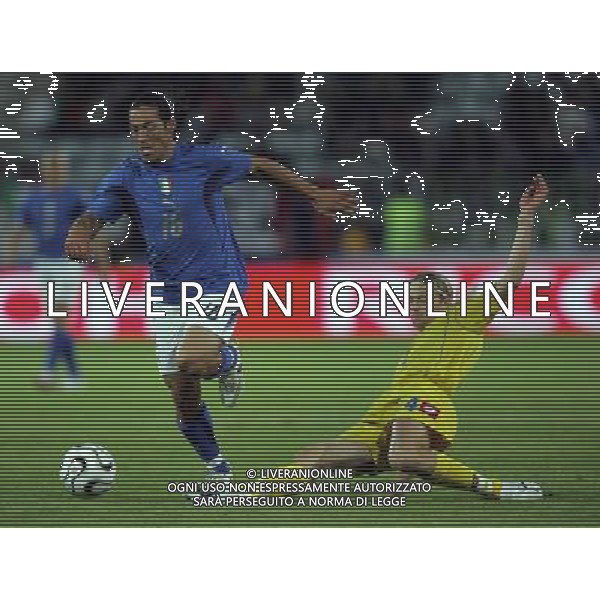 Losanna (CH) 02/06/2006 italia-ucraina 0:0 nella foto camoranesi e tymoshchyuk ph marco luzzani/ag aldo liverani s.a.s.