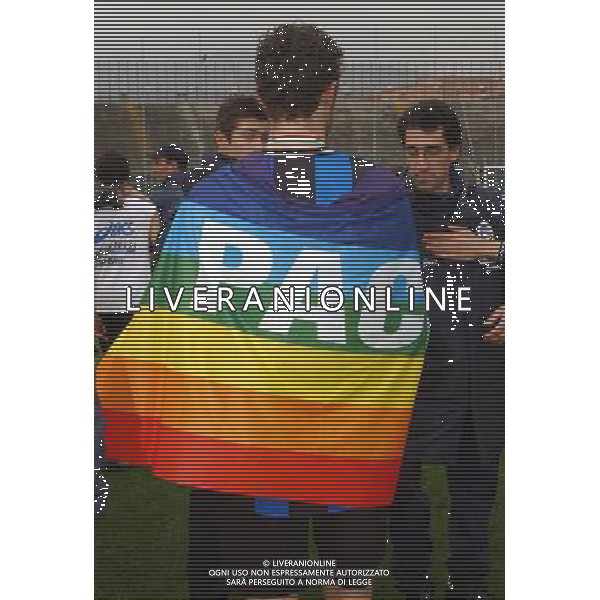 BERGAMO 02/04/2003 ATALANTA-LAZIO 2:1 FINALE COPPA ITALIA PRIMAVERA nella foto UN GIOCATORE DELL\'ATALANTA FESTEGGIA CON LA BANDIERA DELLA PACE foto marco luzzani/ag aldo liverani