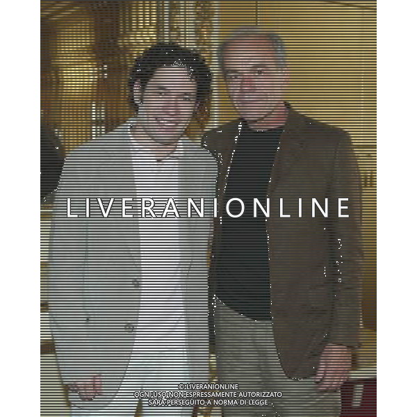 MILANO 7/6/2006 SALA GIALLA TEATRO ALLA SCALA NELLA FOTO GUSTAVO DUDAMEL ED ERNESTO SCHIAVI (DIRETTORE ARTISTICO DELLA FILARMONICA DELLA SCALA) FOTO ROMANO/AG ALDO LIVERANI