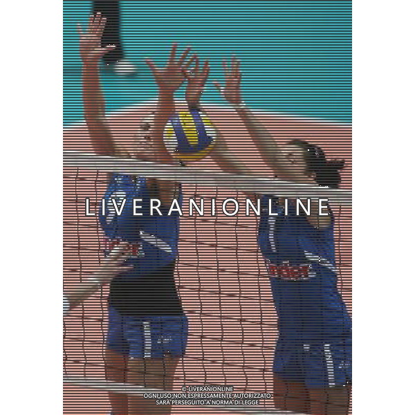 Monza 3 giugno 2006 Italia - Brasile amichevole volley femminile nella foto: Muro di Marulli Monica e Ortolani Serena foto Andry / Ag. Aldo Liverani
