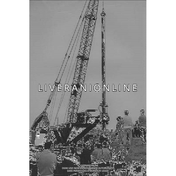 Alfredino Rampi caduto in un pozzo artesiano nelle campagna di vermicino (Frascati) il 10/06/1981 nella foto la geosonda con gli uomini al lavore sul luogo dell\'accaduto per cercare di recuperare il Bambino ph archivio giovanni liverani/ag. Aldo Liverani