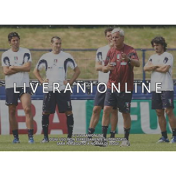 Duisburg 14 giugno 2006 Allenamento della nazionale italiana presso il centro sportivo MSV Duisburg nella foto: Lippi Marcello parla con il gruppo degli azzurri foto Andry / Ag. Aldo Liverani