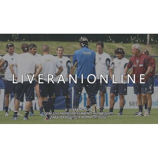 Duisburg 14 giugno 2006 Allenamento della nazionale italiana presso il centro sportivo MSV Duisburg nella foto: Lippi Marcello parla con il gruppo degli azzurri foto Andry / Ag. Aldo Liverani