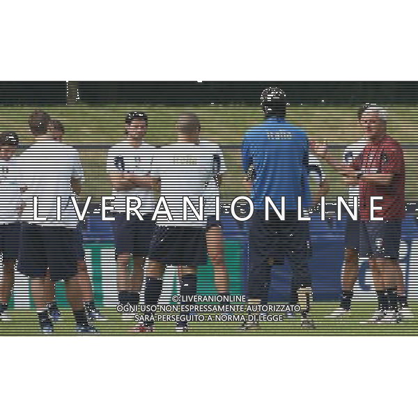 Duisburg 14 giugno 2006 Allenamento della nazionale italiana presso il centro sportivo MSV Duisburg nella foto: Lippi Marcello parla con il gruppo degli azzurri foto Andry / Ag. Aldo Liverani