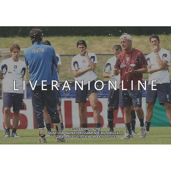 Duisburg 14 giugno 2006 Allenamento della nazionale italiana presso il centro sportivo MSV Duisburg nella foto: Lippi Marcello parla con il gruppo degli azzurri foto Andry / Ag. Aldo Liverani