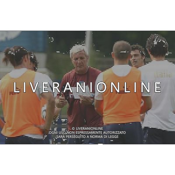 Duisburg 14 giugno 2006 Allenamento della nazionale italiana presso il centro sportivo MSV Duisburg nella foto: Lippi Marcello parla con il gruppo degli azzurri foto Andry / Ag. Aldo Liverani