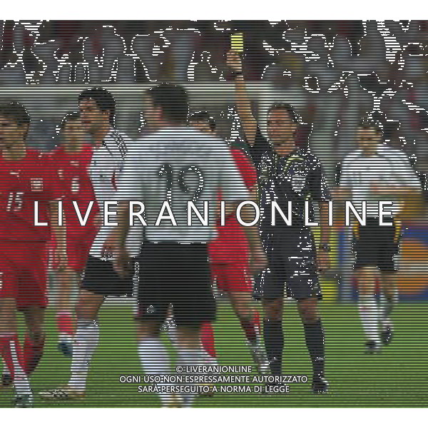 Germani - Polonia Mondiali Germania FIFA World Cup 14/06/2006 nella foto arbitro Medina Cantalejo ammonisce Michael Ballack con il cartellino giallo copyright by firo sportphoto/Ag. Aldo Liverani Only Italy