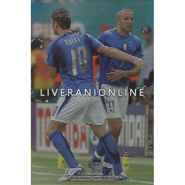 Italia - Australia mondiali Germania 26/06/2006 nella foto la sostituzione di alessandro del piero con francesco totti ph luzzani/ag. aldo liverani