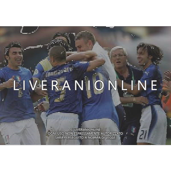 Italia - Australia mondiali Germania 26/06/2006 nella foto esultanza dopo il gol su rigore di francesco totti festeggiato dai compagni ph luzzani/ag. aldo liverani