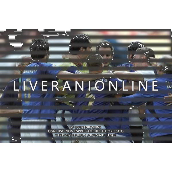 Italia - Australia mondiali Germania 26/06/2006 nella foto esultanza dopo il gol su rigore di francesco totti festeggiato dai compagni ph luzzani/ag. aldo liverani