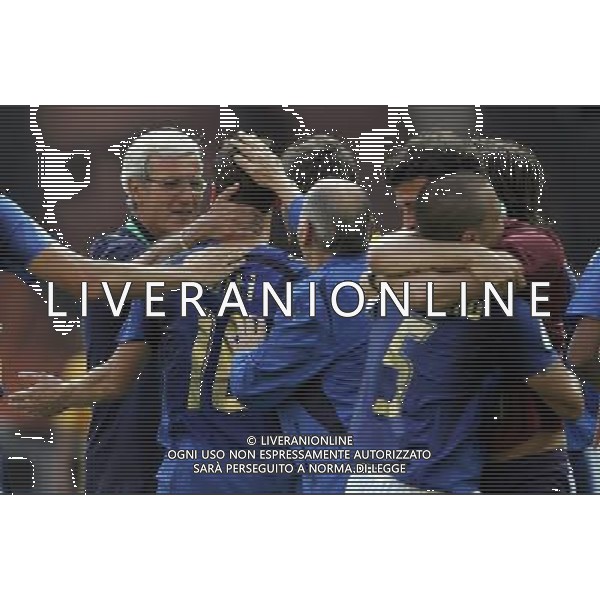 Italia - Australia mondiali Germania 26/06/2006 nella foto esultanza dopo il gol su rigore di francesco totti festeggiato dai compagni e da marcello lippi ph luzzani/ag. aldo liverani