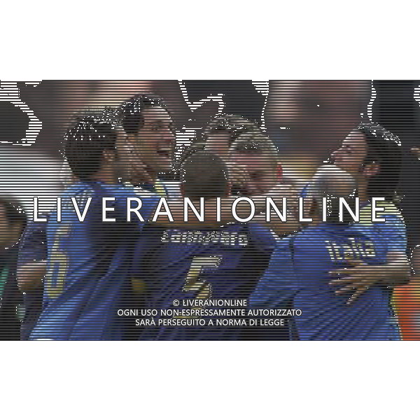 Italia - Australia mondiali Germania 26/06/2006 nella foto esultanza dopo il gol su rigore di francesco totti festeggiato dai compagni ph luzzani/ag. aldo liverani