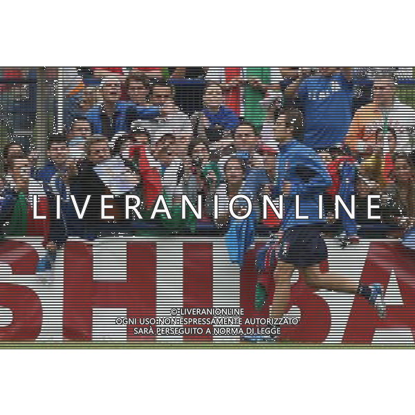 Duisburg 27 giugno 2006 Allenamento della nazionale italiana presso il centro sportivo Meiderich per la prima volta nel corso del Mondiale Germania 2006 aperto al pubblico nella foto: Gilardino Alberto saluta e firma autografi al pubblico foto Andry /