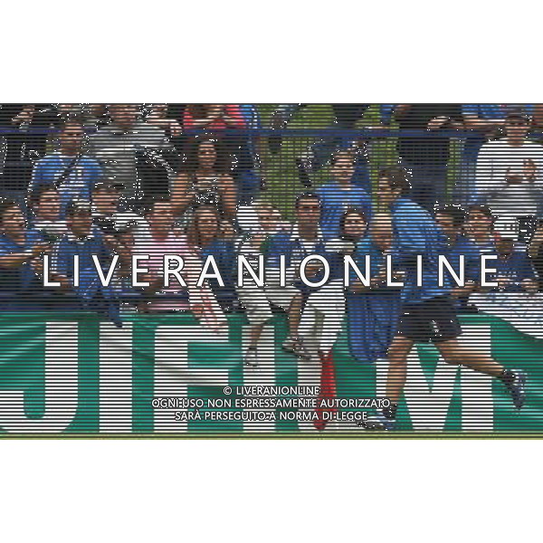 Duisburg 27 giugno 2006 Allenamento della nazionale italiana presso il centro sportivo Meiderich per la prima volta nel corso del Mondiale Germania 2006 aperto al pubblico nella foto: Gilardino Alberto saluta e firma autografi al pubblico foto Andry /