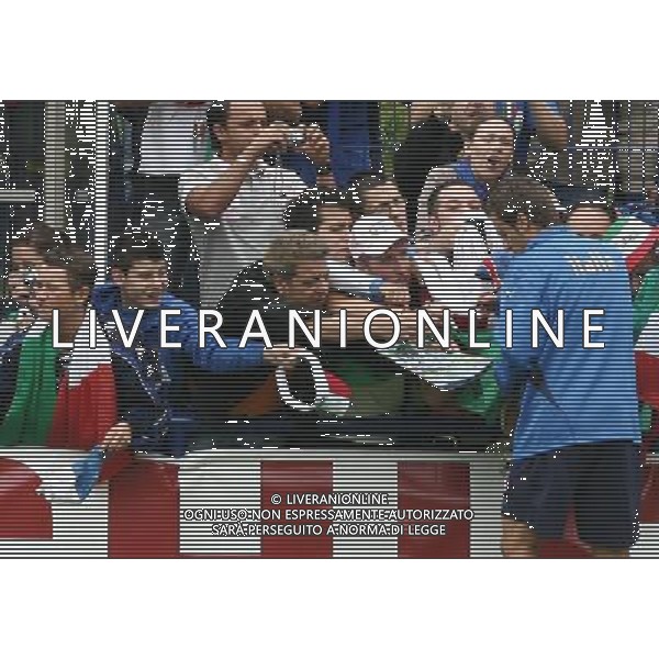 Duisburg 27 giugno 2006 Allenamento della nazionale italiana presso il centro sportivo Meiderich per la prima volta nel corso del Mondiale Germania 2006 aperto al pubblico nella foto: Gilardino Alberto saluta e firma autografi al pubblico foto Andry /