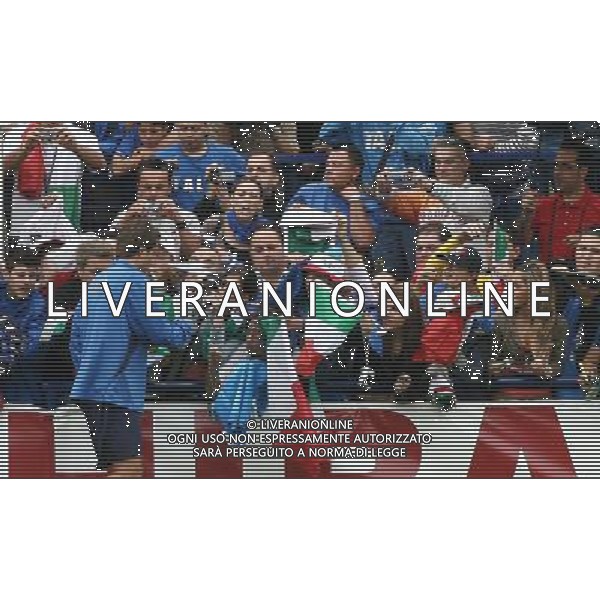 Duisburg 27 giugno 2006 Allenamento della nazionale italiana presso il centro sportivo Meiderich per la prima volta nel corso del Mondiale Germania 2006 aperto al pubblico nella foto: Gilardino Alberto saluta e firma autografi al pubblico foto Andry /