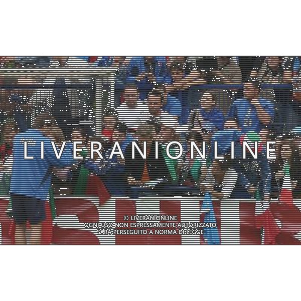 Duisburg 27 giugno 2006 Allenamento della nazionale italiana presso il centro sportivo Meiderich per la prima volta nel corso del Mondiale Germania 2006 aperto al pubblico nella foto: Gilardino Alberto saluta e firma autografi al pubblico foto Andry /