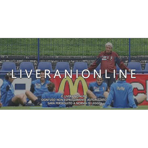 Duisburg 27 giugno 2006 Allenamento della nazionale italiana presso il centro sportivo Meiderich per la prima volta nel corso del Mondiale Germania 2006 aperto al pubblico nella foto: Lippi Marcello osserva gli azzurri in allenamento foto Andry / Ag. A