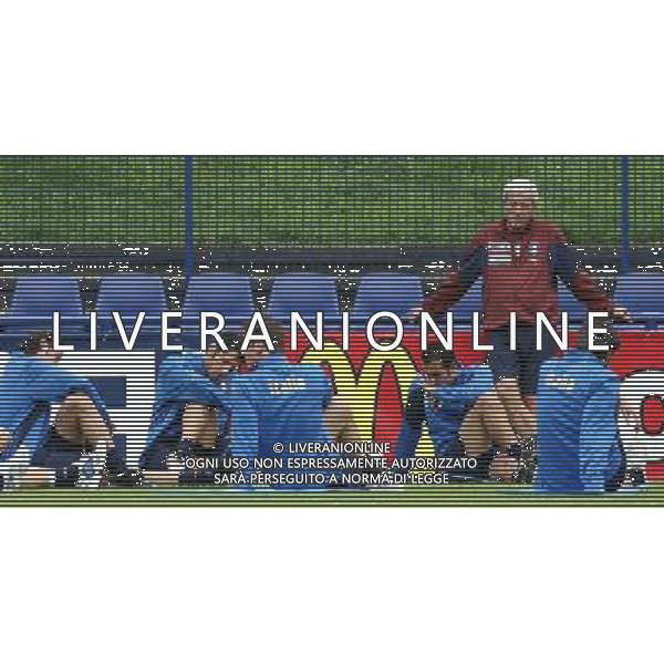 Duisburg 27 giugno 2006 Allenamento della nazionale italiana presso il centro sportivo Meiderich per la prima volta nel corso del Mondiale Germania 2006 aperto al pubblico nella foto: Lippi Marcello osserva gli azzurri in allenamento foto Andry / Ag. A