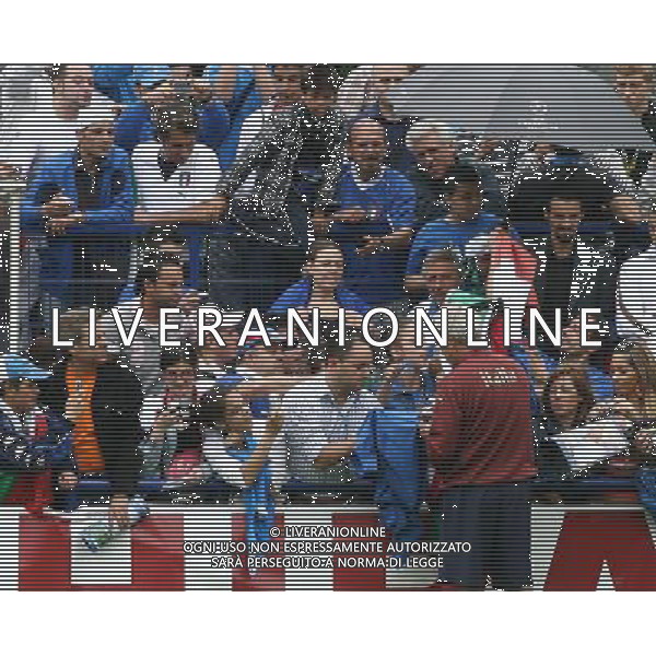 Duisburg 27 giugno 2006 Allenamento della nazionale italiana presso il centro sportivo Meiderich per la prima volta nel corso del Mondiale Germania 2006 aperto al pubblico nella foto: Lippi Marcello saluta e firma autografi al pubblico foto Andry / Ag.