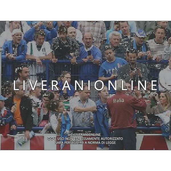 Duisburg 27 giugno 2006 Allenamento della nazionale italiana presso il centro sportivo Meiderich per la prima volta nel corso del Mondiale Germania 2006 aperto al pubblico nella foto: Lippi Marcello saluta e firma autografi al pubblico foto Andry / Ag.