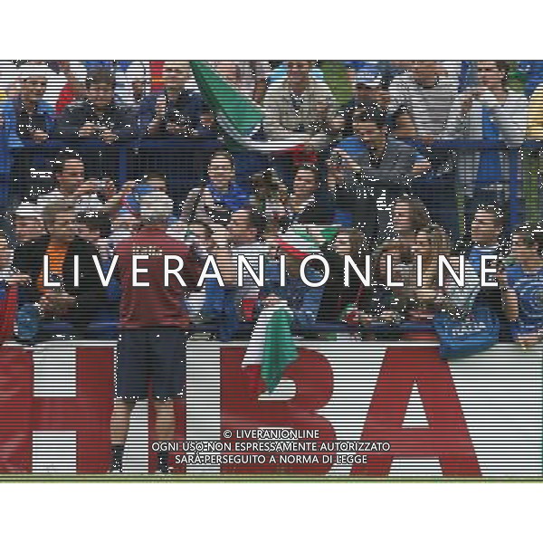 Duisburg 27 giugno 2006 Allenamento della nazionale italiana presso il centro sportivo Meiderich per la prima volta nel corso del Mondiale Germania 2006 aperto al pubblico nella foto: Lippi Marcello saluta e firma autografi al pubblico foto Andry / Ag.