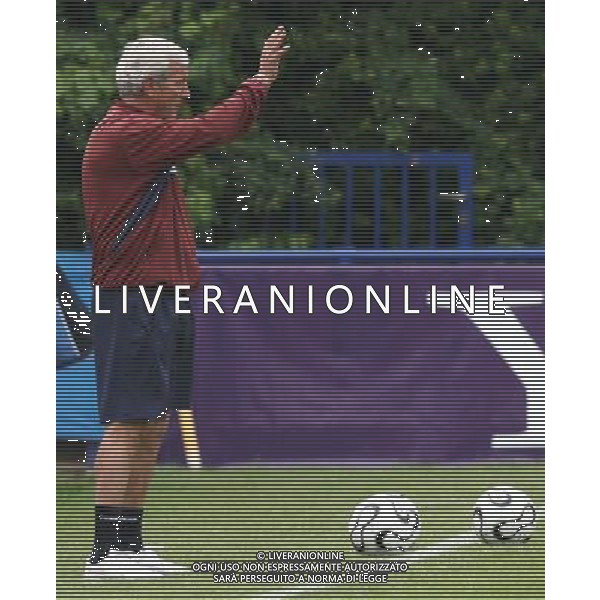 Duisburg 27 giugno 2006 Allenamento della nazionale italiana presso il centro sportivo Meiderich per la prima volta nel corso del Mondiale Germania 2006 aperto al pubblico nella foto: Lippi Marcello saluta i tifosi in tribuna foto Andry / Ag. Aldo Live