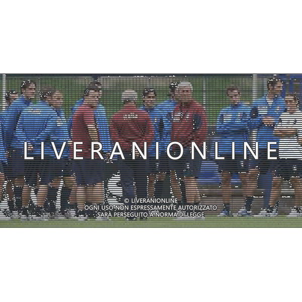Duisburg 27 giugno 2006 Allenamento della nazionale italiana presso il centro sportivo Meiderich per la prima volta nel corso del Mondiale Germania 2006 aperto al pubblico nella foto: Marcello Lippi e gli azzurri osservano l\'ingresso dei tifosi al centr