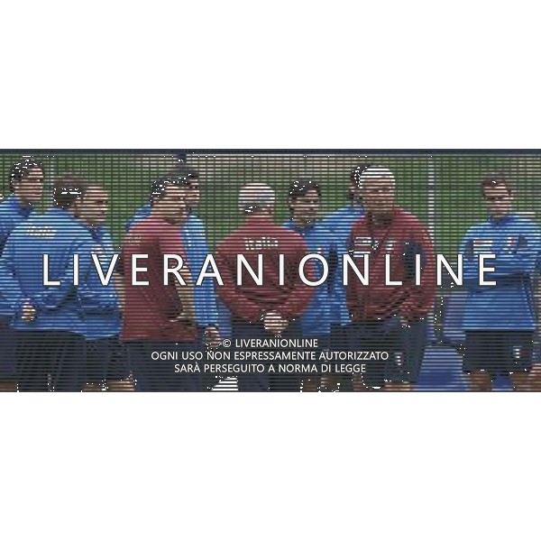 Duisburg 27 giugno 2006 Allenamento della nazionale italiana presso il centro sportivo Meiderich per la prima volta nel corso del Mondiale Germania 2006 aperto al pubblico nella foto: Marcello Lippi e gli azzurri osservano l\'ingresso dei tifosi al centr