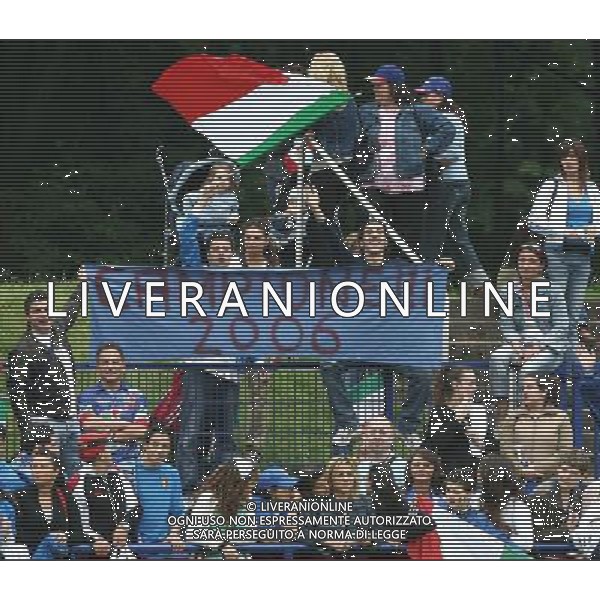 Duisburg 27 giugno 2006 Allenamento della nazionale italiana presso il centro sportivo Meiderich per la prima volta nel corso del Mondiale Germania 2006 aperto al pubblico nella foto: i tifosi foto Andry / Ag. Aldo Liverani