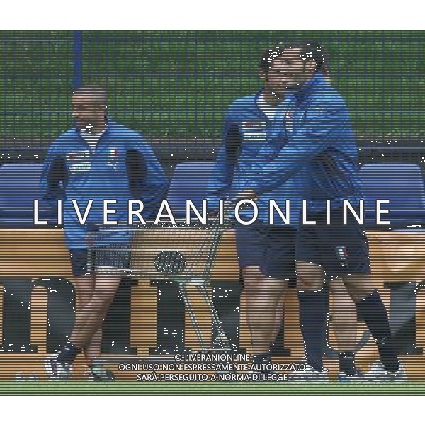 Duisburg 27 giugno 2006 Allenamento della nazionale italiana presso il centro sportivo Meiderich per la prima volta nel corso del Mondiale Germania 2006 aperto al pubblico nella foto: Zambrotta Gianluca scherza con un carrello della spesa foto Andry /
