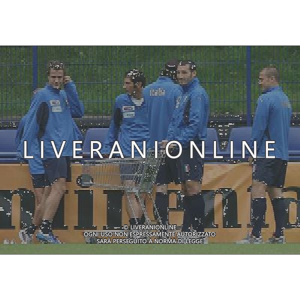 Duisburg 27 giugno 2006 Allenamento della nazionale italiana presso il centro sportivo Meiderich per la prima volta nel corso del Mondiale Germania 2006 aperto al pubblico nella foto: Zambrotta Gianluca scherza con un carrello della spesa foto Andry /