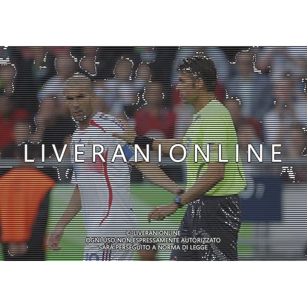 Spagna - Francia Mondiali Germania 27/06/2006 nella foto Zinedine Zidane con l\'arbitro Roberto Rosetti ph luzzani/ag. aldo liverani