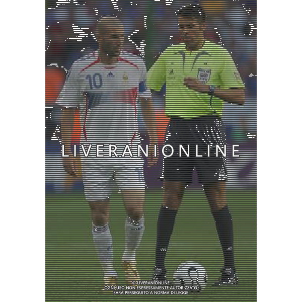Spagna - Francia Mondiali Germania 27/06/2006 nella foto Zinedine Zidane con l\'arbitro Roberto Rosetti ph luzzani/ag. aldo liverani